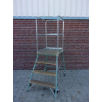 Platformtrap, werkhoogte 97 cm. Gebruikt.